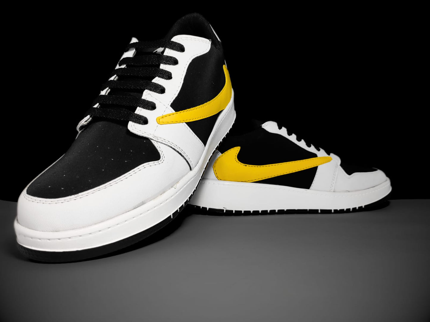 AIR FORCE 1 X TRAVIS SCOTT OG YELLOW SNEAKERS
