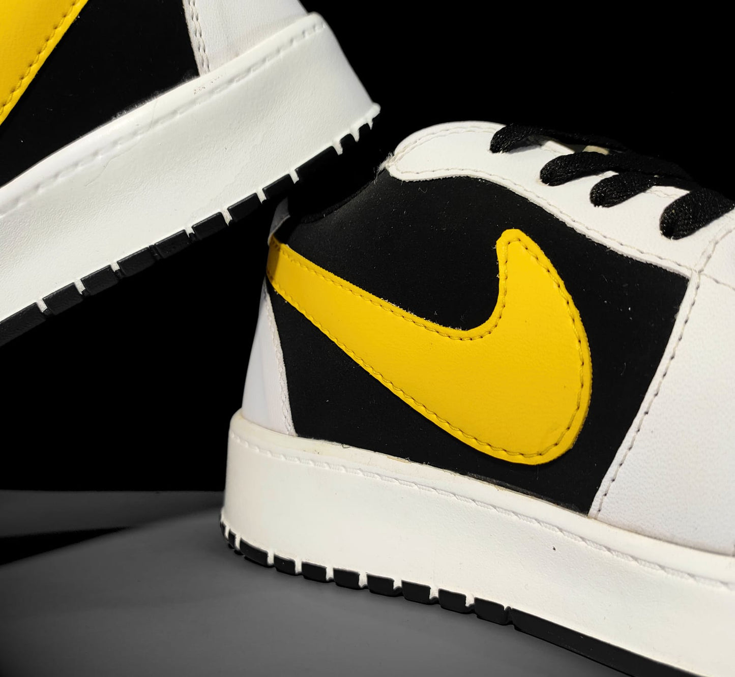 AIR FORCE 1 X TRAVIS SCOTT OG YELLOW SNEAKERS